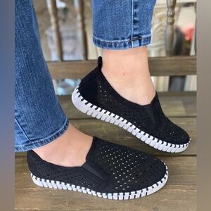 NEW w/o Tags Ilse Jacobsen Tulip 140 Black Slip-On Platform Flats Women's Size 7